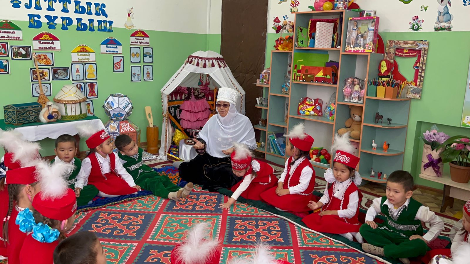 Мектепке дейінгі білім беру сапасын арттыру мақсатында педагогтің кәсіби құзіреттілігін дамытудың тиімді әдістерімен құралдары мақсатында кәсіби құзіреттілігін арттыру мақсатында"Әжелер мектебі" тақырыбы бойынша  іс-шара өткізілді.